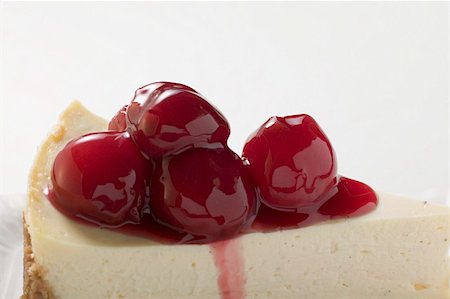 simsearch:659-01852499,k - Un morceau de gâteau au fromage avec sauce aux cerises Photographie de stock - Premium Libres de Droits, Code: 659-01853740