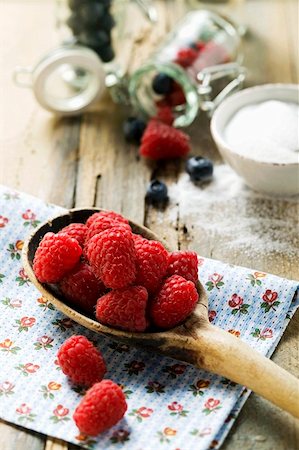 simsearch:659-01852416,k - Fresh raspberries on a wooden spoon Fotografie stock - Premium Royalty-Free, Codice: 659-01853781