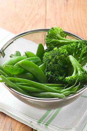 sugar pod dish - Cooked beans, mangetout and broccoli in a sieve Stock Photo - Premium Royalty-Free, Code: 659-01853792