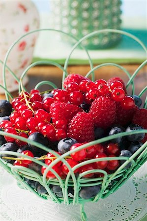 simsearch:659-01861042,k - Mixed berries in a basket Foto de stock - Sin royalties Premium, Código: 659-01853831