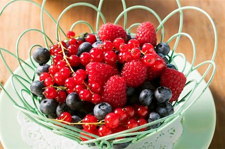 simsearch:659-01858328,k - Mixed berries in a basket Fotografie stock - Premium Royalty-Free, Codice: 659-01853832