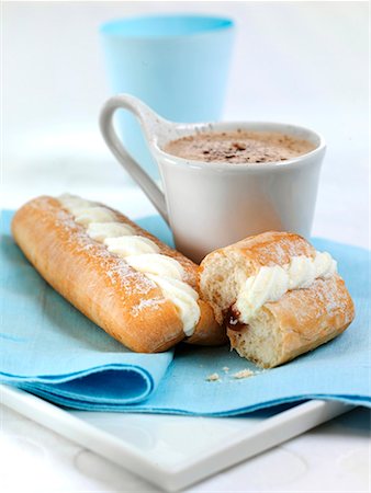 Sweet roll and hot cocoa Stock Photo - Premium Royalty-Free, Code: 659-01853872