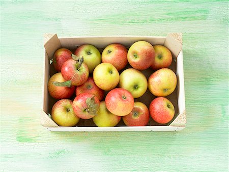 Fresh apples in a crate Stock Photo - Premium Royalty-Free, Code: 659-01853908