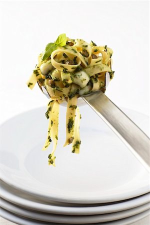 Tagliatelle alla genovese (Ribbon pasta with pesto, Italy) Foto de stock - Sin royalties Premium, Código: 659-01853968