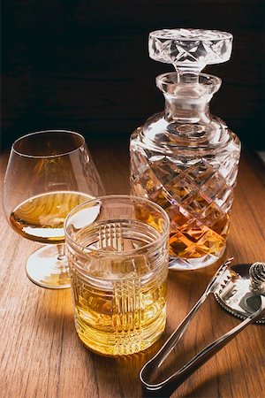 Cognac & whisky in glasses & carafe, ice tongs beside them Foto de stock - Sin royalties Premium, Código: 659-01864022