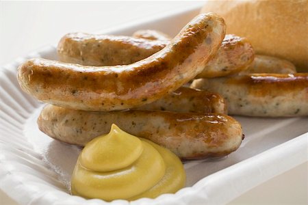 simsearch:659-01864043,k - Sausages with mustard and bread roll on paper plate Foto de stock - Sin royalties Premium, Código: 659-01864063