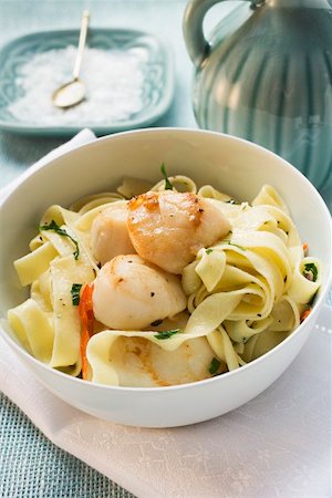 pecten jacobaeus recipe - Ribbon pasta with fried scallops Stock Photo - Premium Royalty-Free, Code: 659-01864079