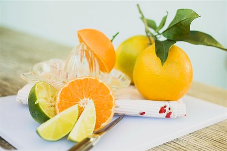Limes, clementine, oranges and citrus squeezer Foto de stock - Sin royalties Premium, Código: 659-01864136