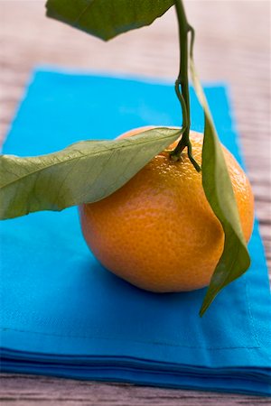 simsearch:659-01864171,k - Clementine with leaves on blue cloth Foto de stock - Sin royalties Premium, Código: 659-01864130