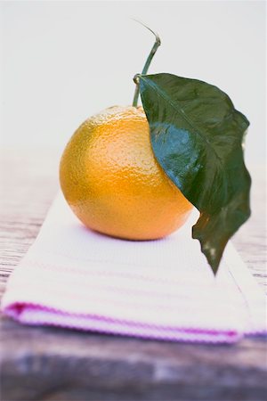simsearch:659-01864171,k - Clementine with leaf on tea towel Foto de stock - Sin royalties Premium, Código: 659-01864132