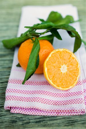 simsearch:659-01864171,k - Whole clementine and half a clementine with leaves Foto de stock - Sin royalties Premium, Código: 659-01864154