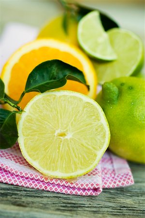 Limes and clementine with leaves Foto de stock - Sin royalties Premium, Código: 659-01864150