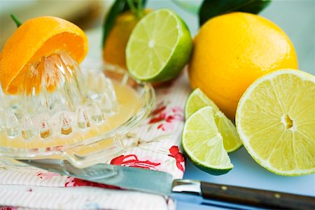 Assorted citrus fruit with citrus squeezer Foto de stock - Sin royalties Premium, Código: 659-01864152