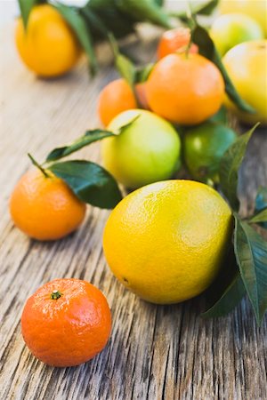 Assorted citrus fruit on wooden background Foto de stock - Sin royalties Premium, Código: 659-01864164