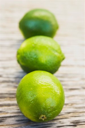 simsearch:659-01864171,k - Three limes on wooden background Foto de stock - Sin royalties Premium, Código: 659-01864165