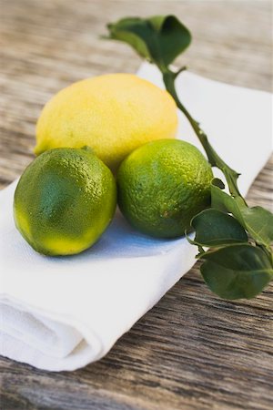 Limes and lemon on white cloth Foto de stock - Sin royalties Premium, Código: 659-01864167