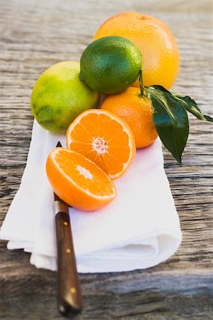 Assorted citrus fruit on white cloth Foto de stock - Sin royalties Premium, Código: 659-01864169