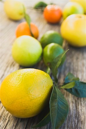 Assorted citrus fruit on wooden background Foto de stock - Sin royalties Premium, Código: 659-01864163