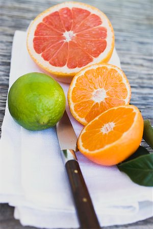 Clementine, pink grapefruit and lime on white cloth Foto de stock - Sin royalties Premium, Código: 659-01864175