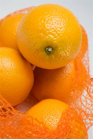 simsearch:659-01845396,k - Oranges in a net (detail) Foto de stock - Sin royalties Premium, Código: 659-01864192