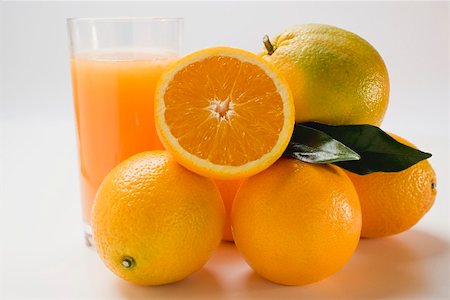 simsearch:659-01843057,k - Glass of orange juice and several oranges Foto de stock - Sin royalties Premium, Código: 659-01864204