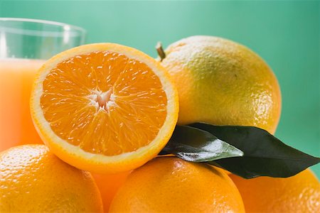 simsearch:659-01864228,k - Plusieurs oranges, verre de jus d'orange en arrière-plan Photographie de stock - Premium Libres de Droits, Code: 659-01864205