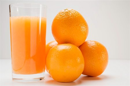 simsearch:659-01864228,k - Verre de jus d'orange et plusieurs oranges Photographie de stock - Premium Libres de Droits, Code: 659-01864201