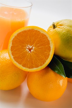 simsearch:659-01864228,k - Verre de jus d'orange et plusieurs oranges Photographie de stock - Premium Libres de Droits, Code: 659-01864203