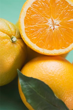 simsearch:659-03523633,k - Oranges, entières ou coupées en deux, avec des feuilles Photographie de stock - Premium Libres de Droits, Code: 659-01864216