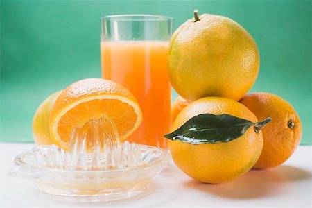 simsearch:659-08147293,k - Glass of orange juice, several oranges and citrus squeezer Stock Photo - Premium Royalty-Free, Code: 659-01864210