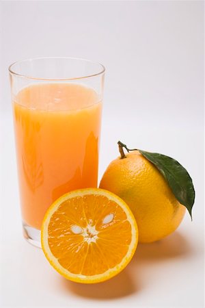 simsearch:659-01864226,k - Verre de jus d'orange et oranges Photographie de stock - Premium Libres de Droits, Code: 659-01864225