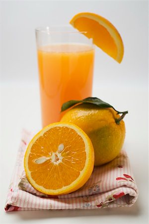 simsearch:659-06306628,k - Verre de jus d'orange et oranges Photographie de stock - Premium Libres de Droits, Code: 659-01864228