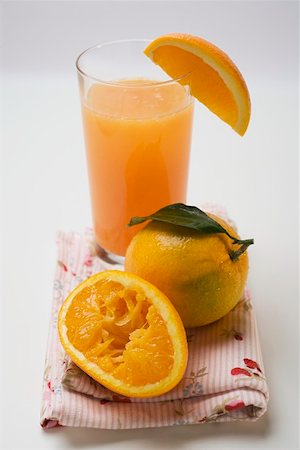 simsearch:659-01864224,k - Glass of orange juice and oranges Foto de stock - Sin royalties Premium, Código: 659-01864229
