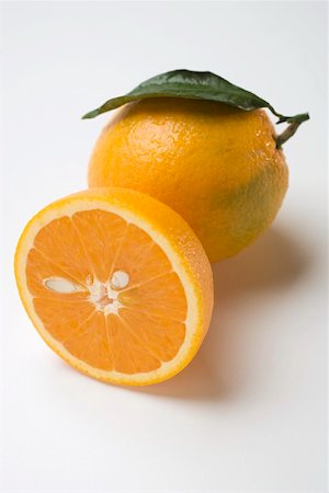simsearch:659-01864228,k - Orange complet avec feuille et demi orange Photographie de stock - Premium Libres de Droits, Code: 659-01864234
