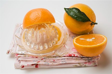 picture squeezing oranges - Oranges with citrus squeezer Stock Photo - Premium Royalty-Free, Code: 659-01864232