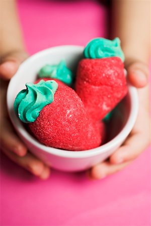 simsearch:659-01861501,k - Child's hands holding small bowl of sugar strawberries Foto de stock - Sin royalties Premium, Código: 659-01864255