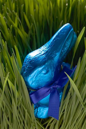 simsearch:659-01865788,k - Lapin de Pâques au chocolat bleu en herbe Photographie de stock - Premium Libres de Droits, Code: 659-01864275