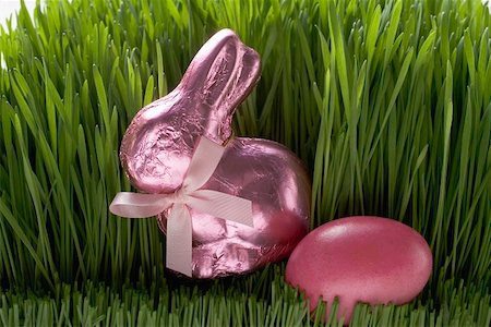 simsearch:659-01865781,k - Pink Easter Bunny and Easter egg in grass Foto de stock - Sin royalties Premium, Código: 659-01864279