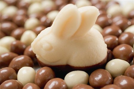 Lapin de Pâques de massepain sur les œufs en chocolat Photographie de stock - Premium Libres de Droits, Code: 659-01864290