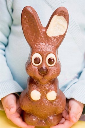 simsearch:659-01865955,k - Child holding large chocolate Easter Bunny Fotografie stock - Premium Royalty-Free, Codice: 659-01864301