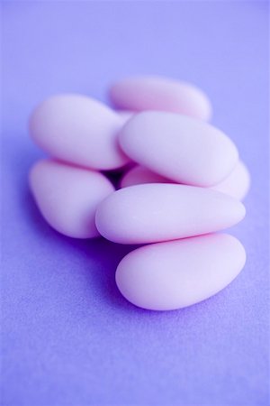 simsearch:659-01864350,k - Pink sugared almonds on purple background Foto de stock - Sin royalties Premium, Código: 659-01864333