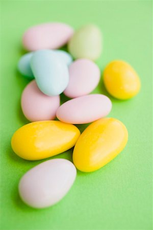 simsearch:659-01864978,k - Sugared almonds on green background Foto de stock - Sin royalties Premium, Código: 659-01864340