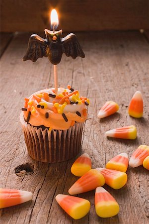 Cupcake with bat candle and candy corn for Halloween (USA) Stock Photo - Premium Royalty-Free, Code: 659-01864373