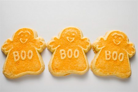 simsearch:659-03526122,k - Three orange ghost biscuits for Halloween Foto de stock - Sin royalties Premium, Código: 659-01864386