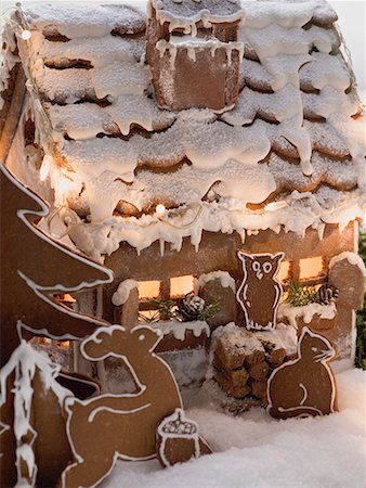 simsearch:659-01862986,k - Gingerbread house with gingerbread animals Stock Photo - Premium Royalty-Free, Code: 659-01864439