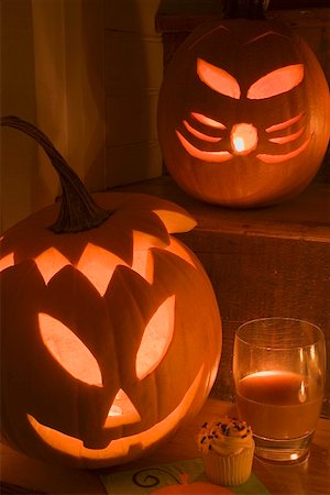 pastel de calabaza - Pumpkin lanterns, cupcake and drink for Halloween Foto de stock - Sin royalties Premium, Código: 659-01864430