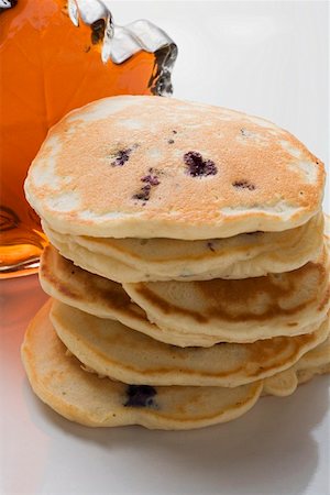 simsearch:659-01852493,k - Pile de crêpes en face de la bouteille de sirop d'érable Photographie de stock - Premium Libres de Droits, Code: 659-01864433