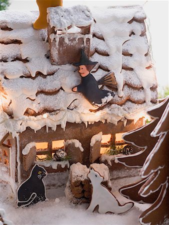 simsearch:659-02212459,k - Gingerbread house with gingerbread witch and animals Foto de stock - Sin royalties Premium, Código: 659-01864440