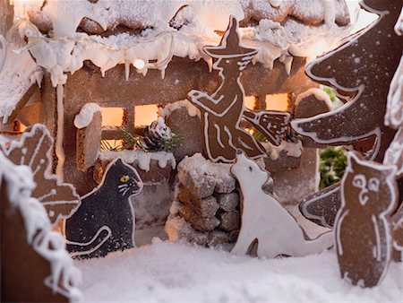 Gingerbread house with gingerbread witch & animals (detail) Fotografie stock - Premium Royalty-Free, Codice: 659-01864441