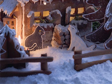 Gingerbread house with gingerbread animals (detail) Fotografie stock - Premium Royalty-Free, Codice: 659-01864442
